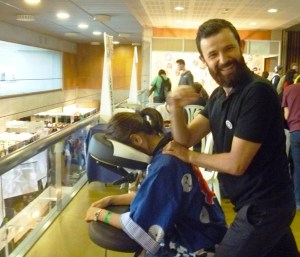 antonReina dando masajeSentado en el salón de Murcia se Remanga