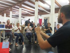 Enseñando un poco de Masaje Sentado Amma