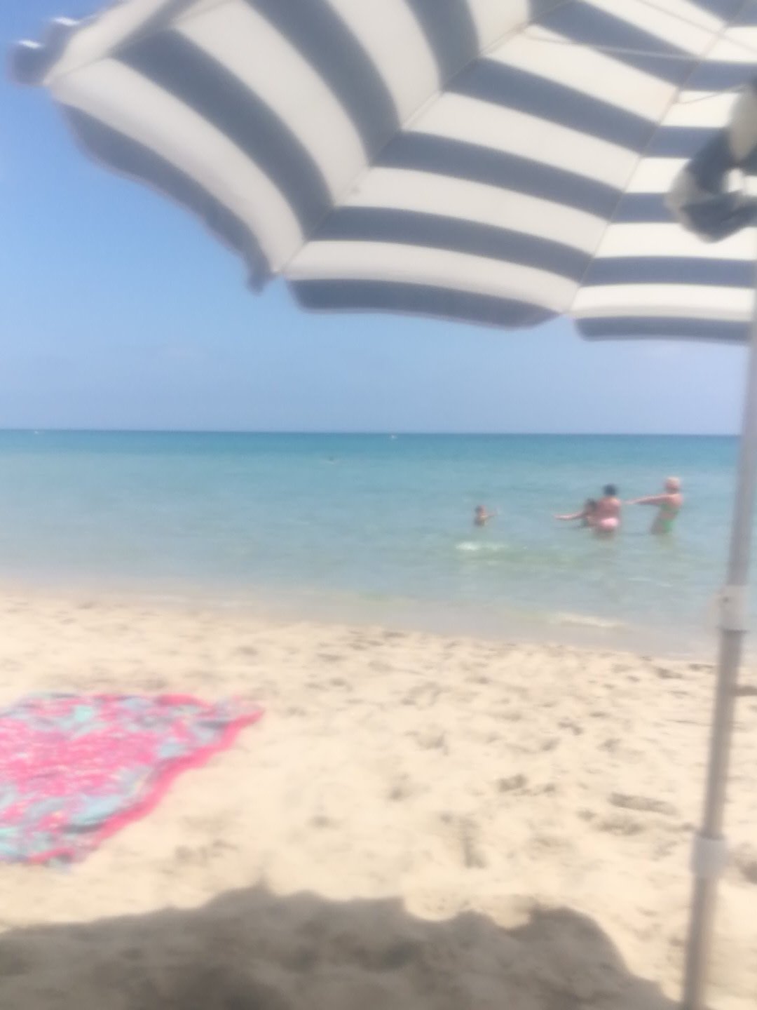 Tener la playa cerca me ayuda a vivir el verano como siempre había soñado. Estar cerca del mar en verano me ayuda a sentir que estoy vivo. Es decir, conectado con algo que no se puede ver. Naturaleza, planeta, espíritu... no sé cómo llamar a La Vida.