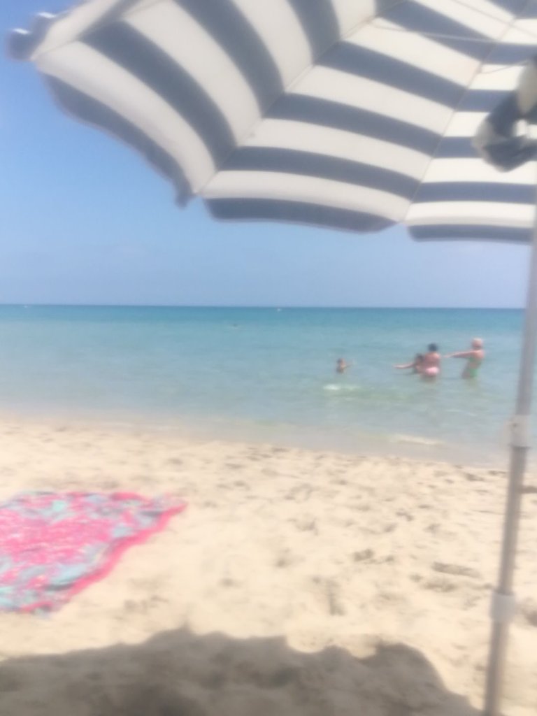 Tener la playa cerca me ayuda a vivir el verano como siempre había soñado. Estar cerca del mar en verano me ayuda a sentir que estoy vivo. Es decir, conectado con algo que no se puede ver. Naturaleza, planeta, espíritu... no sé cómo llamar a La Vida.
